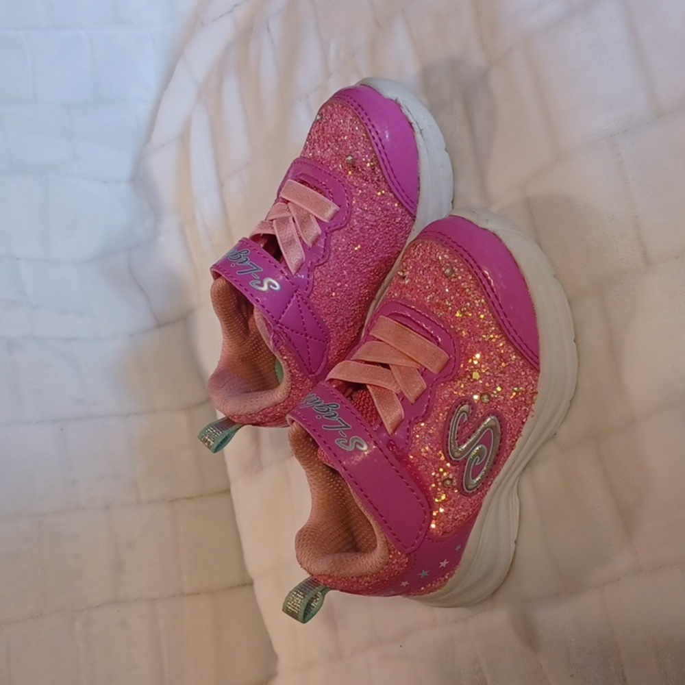 Skechers lights little girl size 5 lights up as you walk
